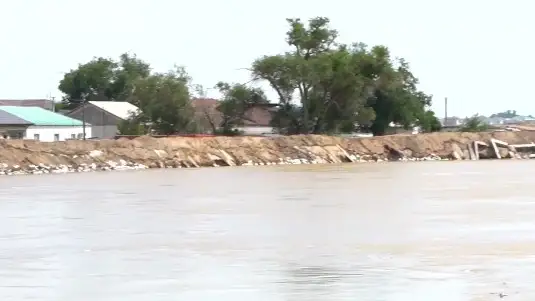 Атырауда тасқын су 100 метрге жуық бөгетті шайып кетті