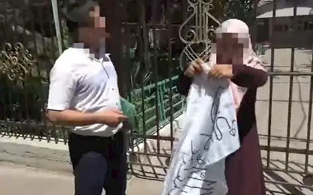 Экстремистки сожгли флаги Кыргызстана