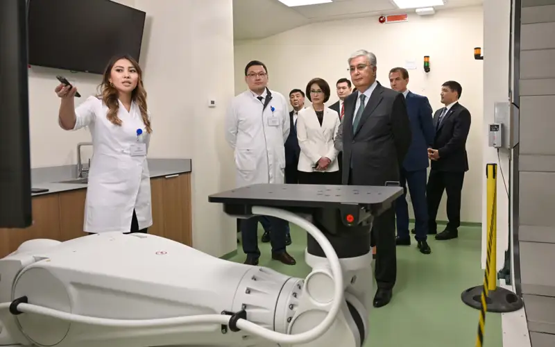 Memleket basshysy Ulttyq ǵylymı onkologııa ortalyǵynyń jańa korpýsyn aralap kórdi
