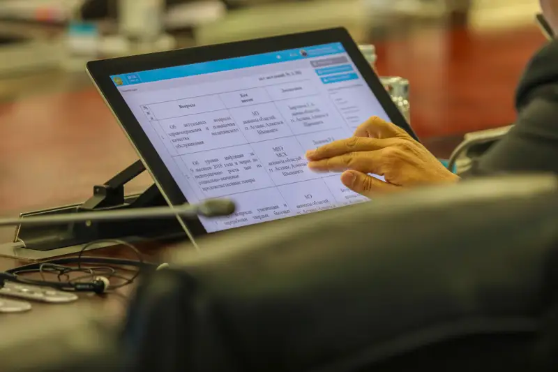 госслужащие заседание планшет мемқызметкер отырыс