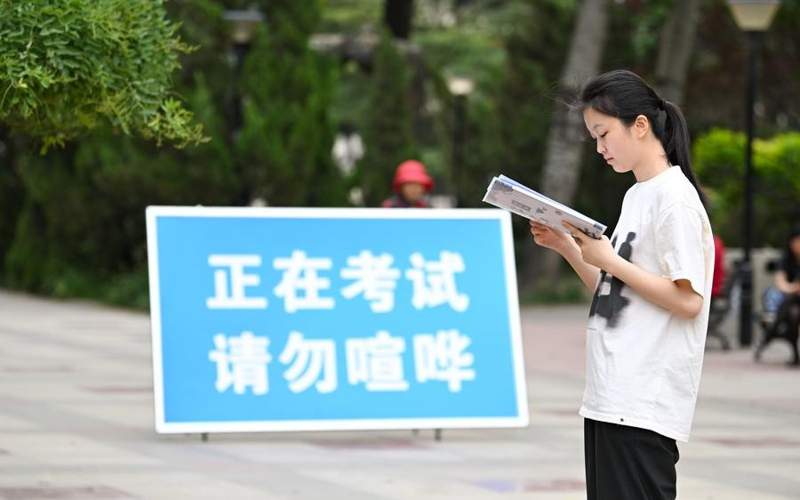 Record 13.42 mln Chinese students take fiercely competitive college exam