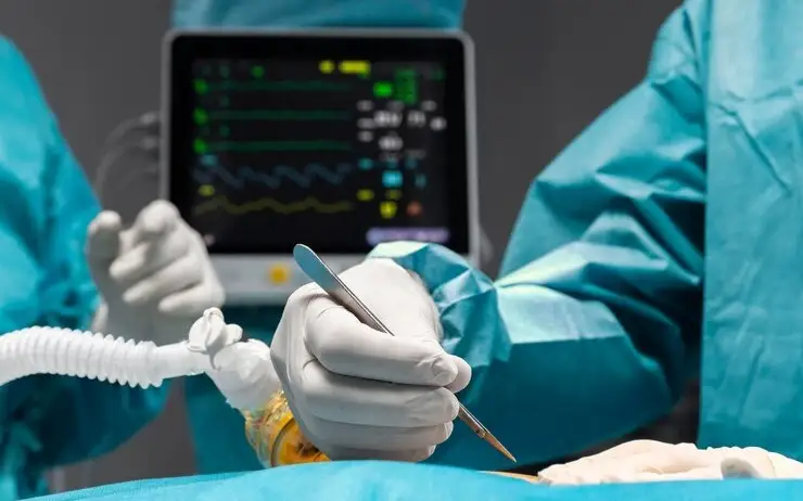 За жизнь выпавшего из окна ребенка борются врачи в Петропавловске