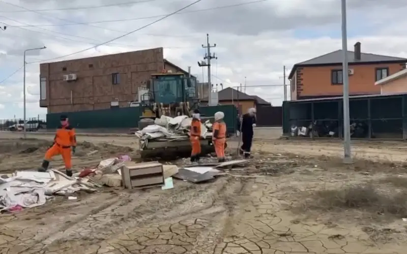 Как проходит уборка улиц Кульсары после паводка