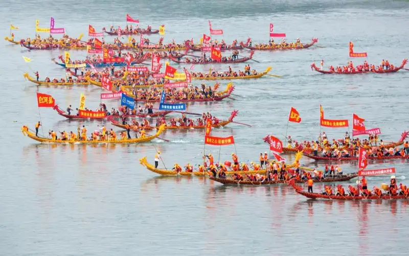 Праздник драконьих лодок отмечают в Китае
