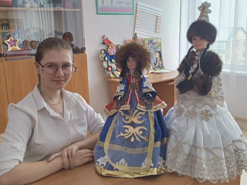 Акмолинская выпускница шьет национальную одежду для кукол национальная одежда для кукол