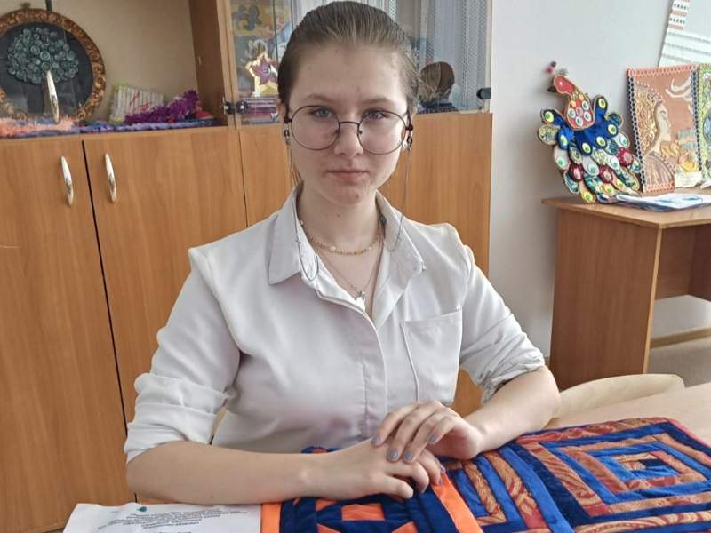 Акмолинская выпускница шьет национальную одежду для кукол акмолинская выпускница