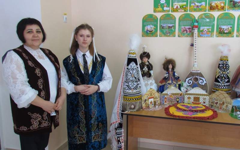 Акмолинская выпускница шьет национальную одежду для кукол национальная одежда для кукол