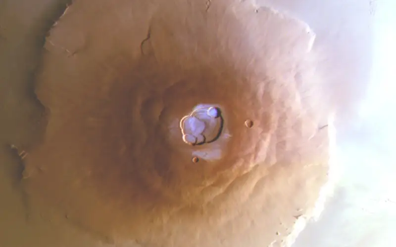 Водный лед впервые обнаружили на вершинах вулканов у экватора Марса 