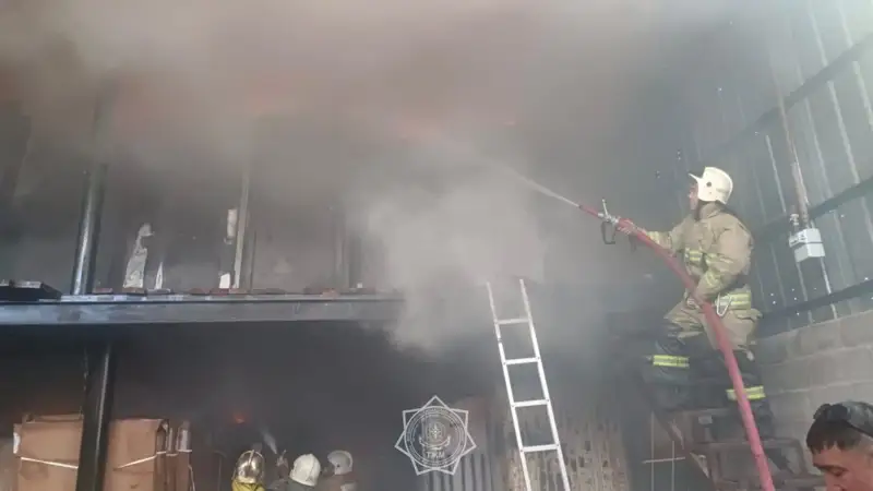 Алматыда қойма өртенді