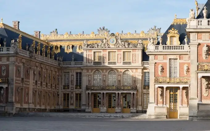 Версальский дворец загорелся во Франции  