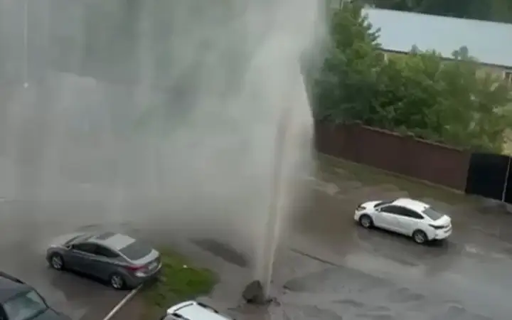 фонтан из канализационного люка