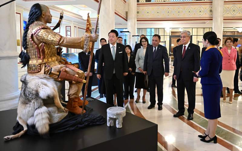 托卡耶夫与尹锡悦共赏两国艺术盛宴 托卡耶夫与尹锡悦共赏两国艺术盛宴