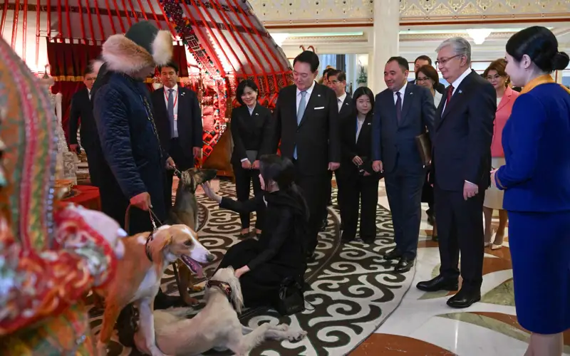 托卡耶夫与尹锡悦共赏两国艺术盛宴