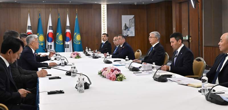 托卡耶夫总统会见韩国地质勘探和矿产资源研究院院长