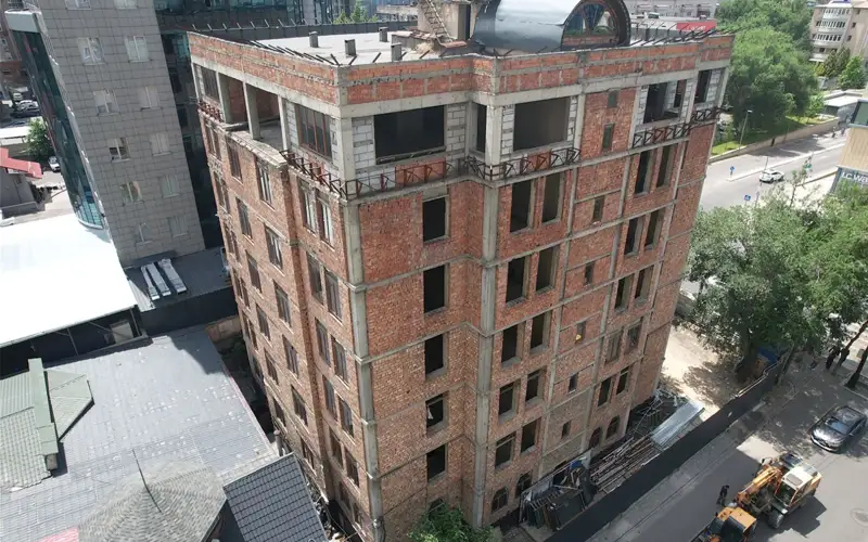 Многоэтажное здание сносят в Алматы