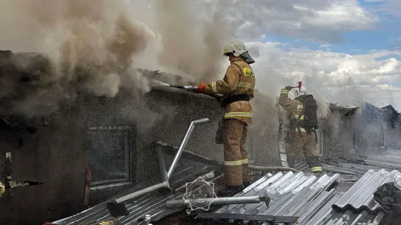 В Алматы загорелась гостиница