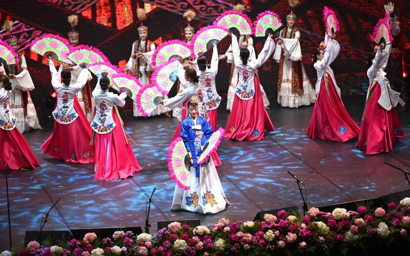 托卡耶夫与尹锡悦共赏两国艺术盛宴 托卡耶夫与尹锡悦共赏两国艺术盛宴