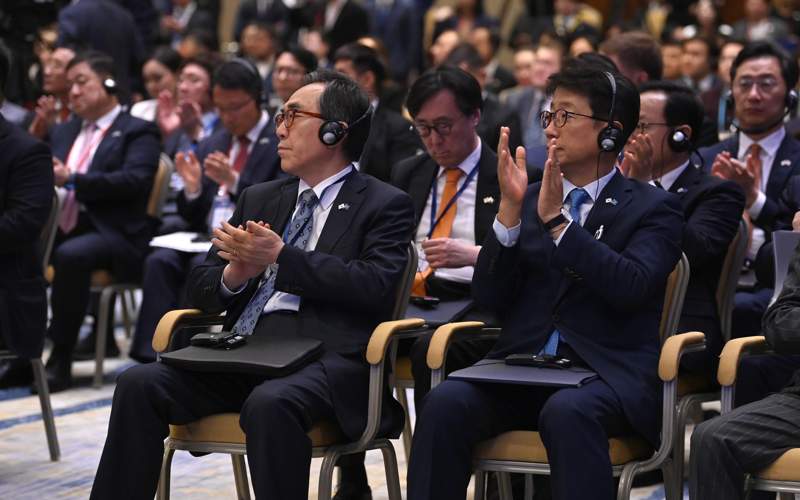 托卡耶夫与尹锡悦共同出席哈韩商业论坛