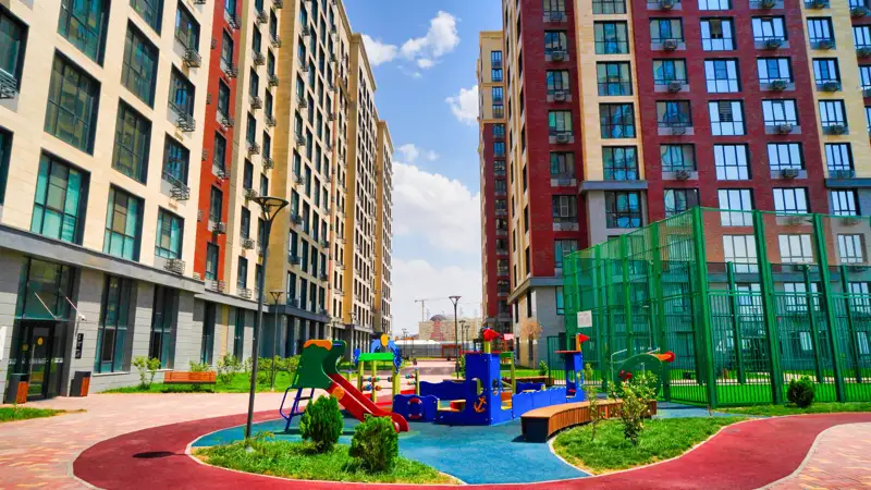 Жилье квартиры многоэтажные дома Тұрғын үй пәтерлер көп қабатты үйлер детская игровая площадка балалар ойын алаңы