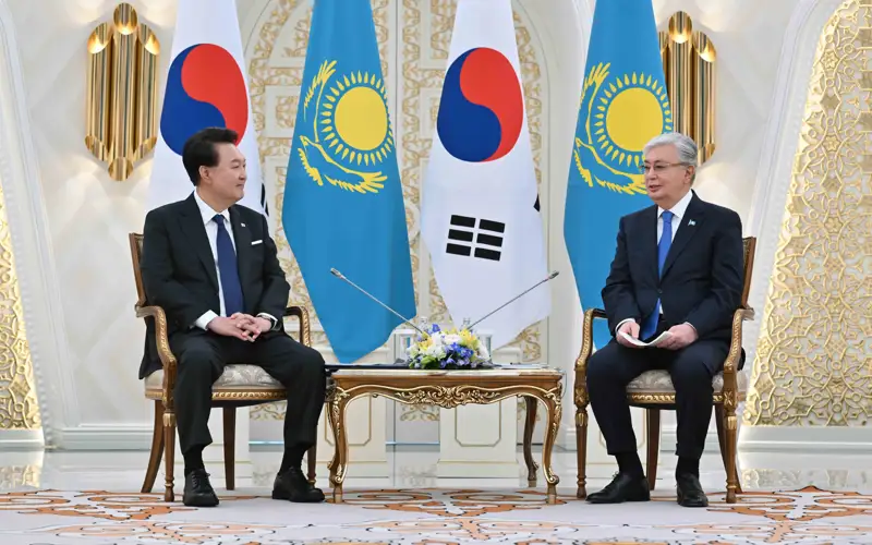 Memleket basshysy Qasym-Jomart Toqaev pen Ońtústik Koreıa Prezıdenti ıÝn Sok El