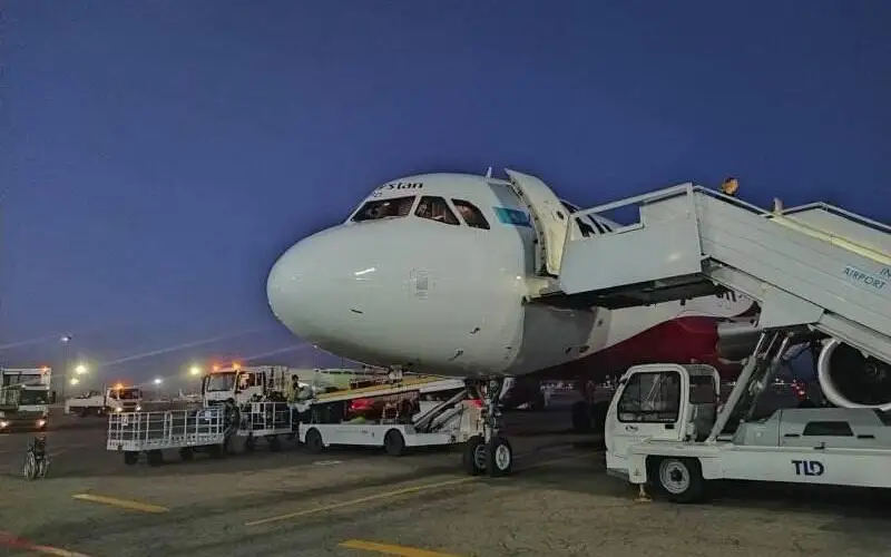 Иностранок сняли с рейса за курение возле самолета в Алматы