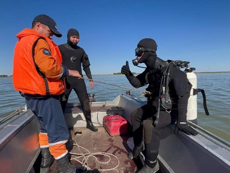Пляжи после паводка обследуют спасатели СКО пляж, спасатели, ДЧС, лодка, водолаз