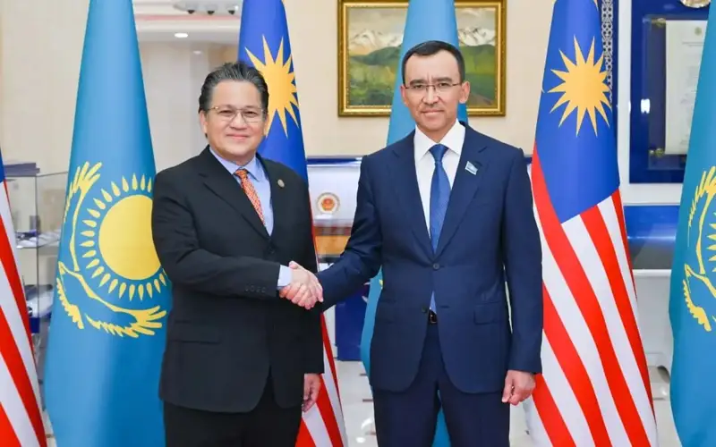Маулен Ашимбаев Малайзия парламенти Сенати раҳбари билан учрашди