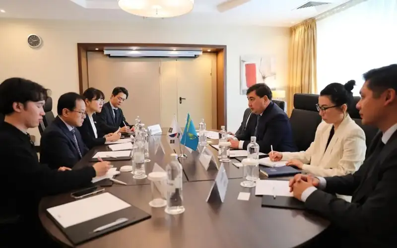 Дархан Жазиқбай Кореянинг Персонални бошқариш вазири Ким Син Хо билан учрашди