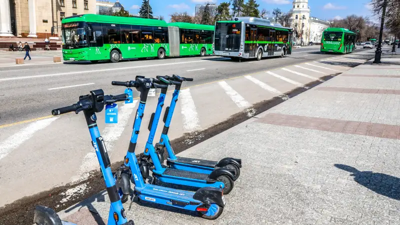 Almaty ýlıtsy elektrosamokat avtobýs doroga jol kóshe