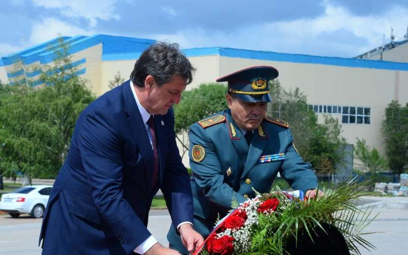 塞尔维亚国防部长访问哈萨克斯坦