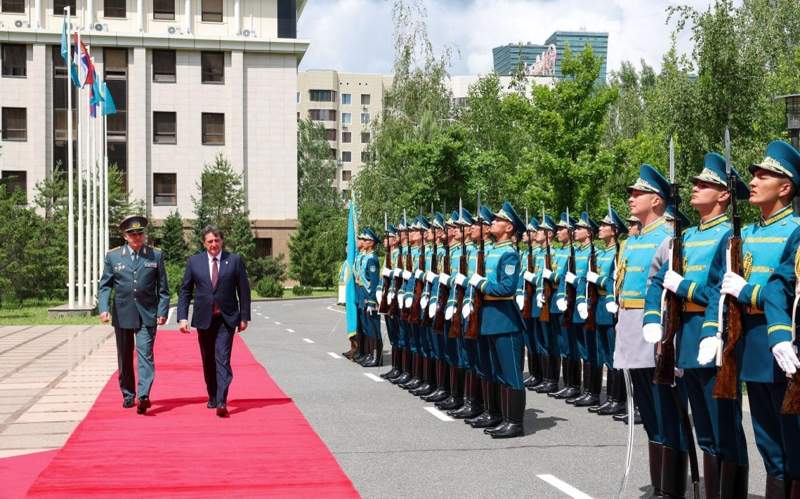 塞尔维亚国防部长访问哈萨克斯坦