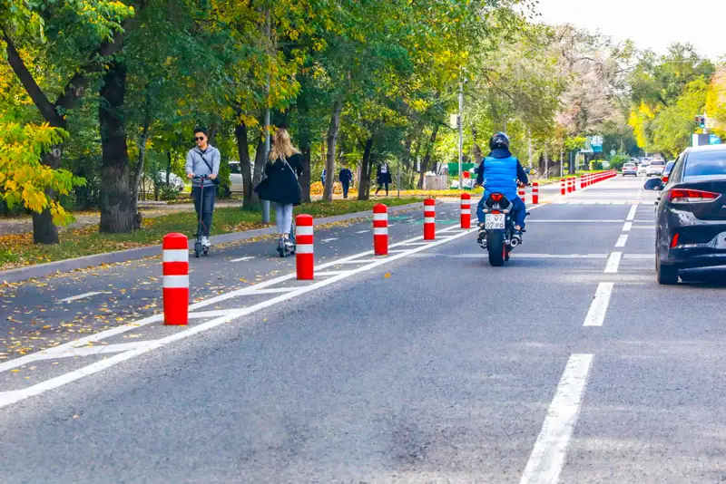 1 000-nan asqan: Almaty polıtsııasy jańa jol belgilerin ornatyp jatyr