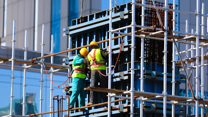 Строительство дома Строительный кран рабочие жұмысшылар Үй құрылысы Құрылыс краны