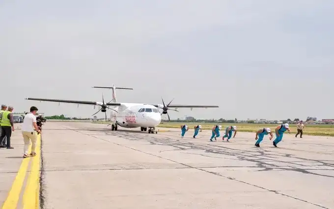 Uzbek bodybuilders set world record by pulling aircraft