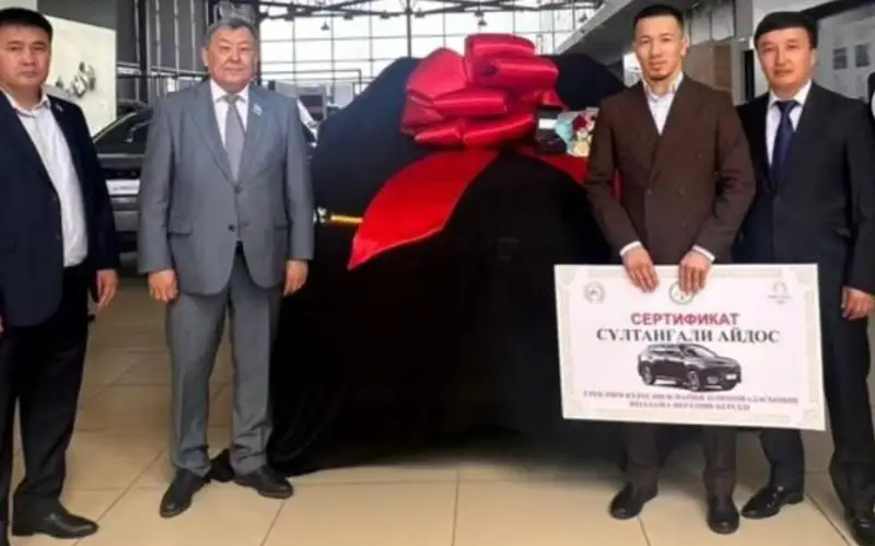 Борцу Айдосу Султангали подарили авто за выход на Олимпиаду-2024