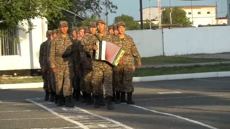 Солдат срочной службы Асет Темирбаев развивает свой музыкальный талант в армии