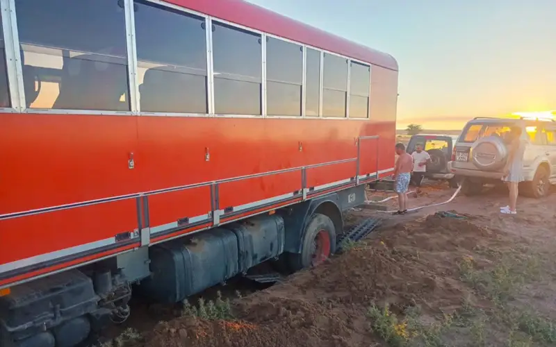 Автобус с туристами из Великобритании вытащили из песка МЧС в Конаеве