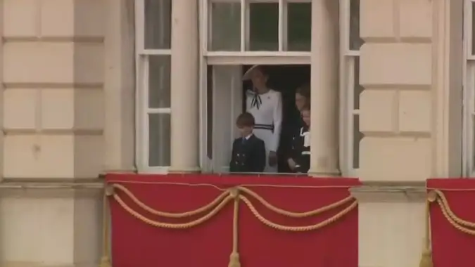 Карл III и Кейт Миддлтон приняли участие в военном параде