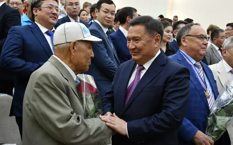 Первую медаль «100 лет С. К. Нурмаганбетову» вручили ветерану здравоохранения в Акмолинской области