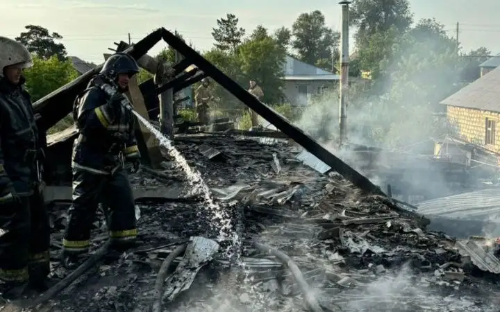 Пожар в Актобе: пенсионера с ожогами доставили в больницу