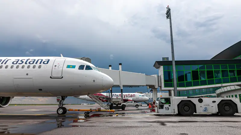 Самолеты Эйр Астана Аэропорт Астаны Ұшақ  Air Astana Астана әуежайы Әуежай қызметкерлері