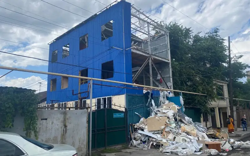 Трехэтажное здание сносят в Алматы