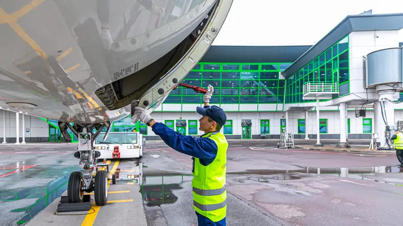 Самолеты  Аэропорт Астаны Ұшақ  Астана әуежайы Әуежай қызметкерлері турбина