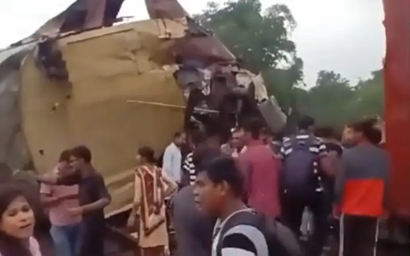 9 человек погибли при столкновении двух поездов в Индии