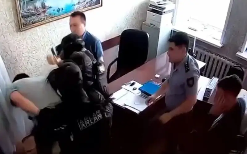 Мужчина напал на полицейского в здании райотдела в СКО