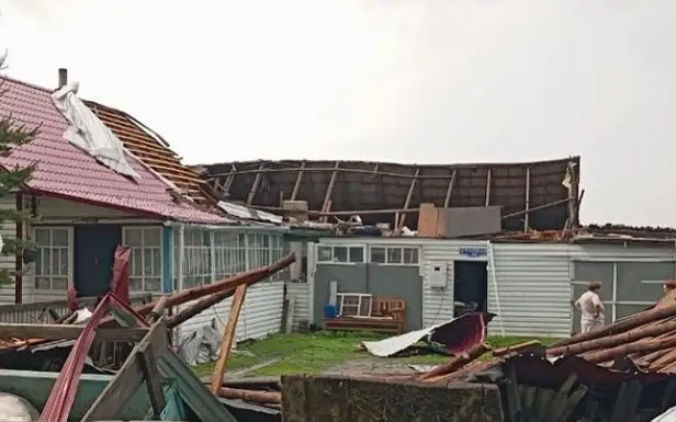 Крыши домов сорвал ветер в районе СКО