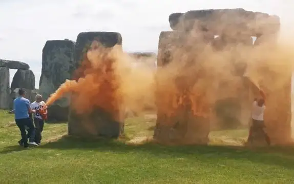 Активисты климатического движения облили Стоунхендж оранжевой краской
