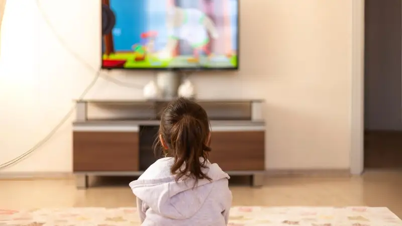 ребенок смотрит мультики