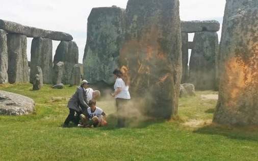 Активисты климатического движения облили Стоунхендж оранжевой краской Активисты климатического движения облили Стоунхендж оранжевой краской