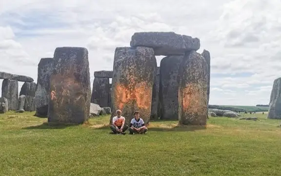 Активисты климатического движения облили Стоунхендж оранжевой краской